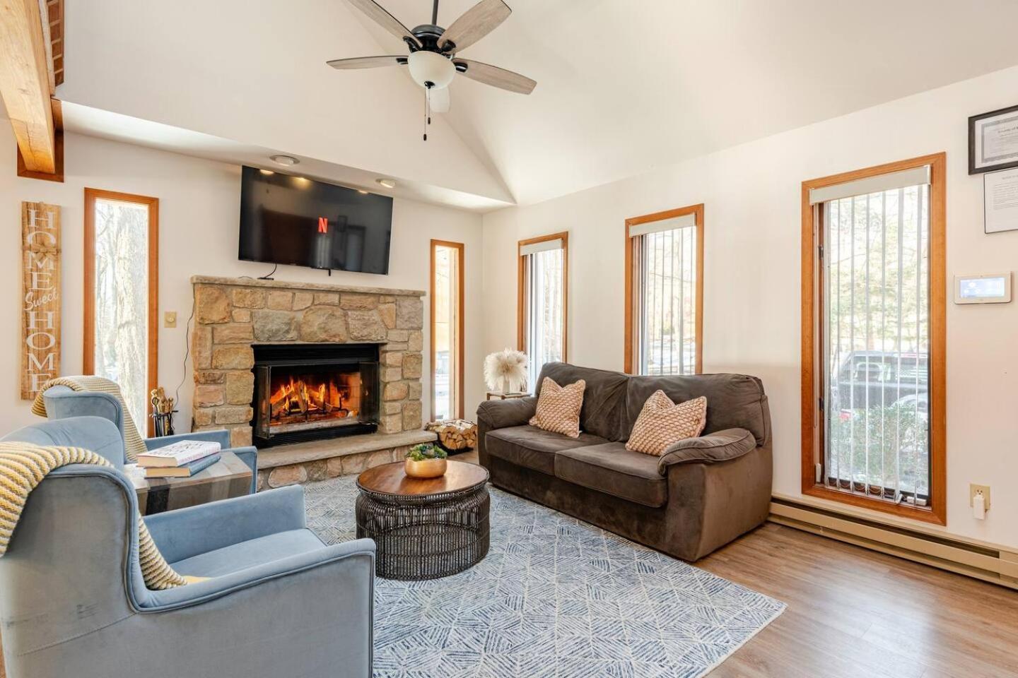 Cozy Cabin At Poconos With Hot Tub And Fire Pit Іст-Страудсберг Екстер'єр фото
